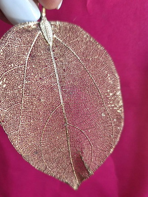 Leaf necklace like new, gold-colored