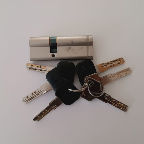 Mg 30-50 Security Lock like new with six keys and security card
