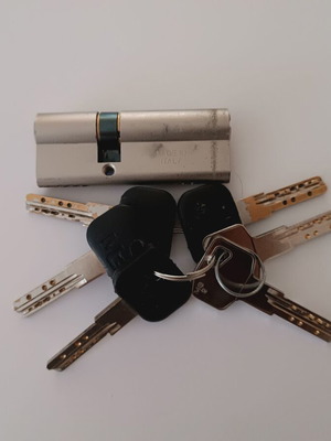 Mg 30-50 Security Lock like new with six keys and security card