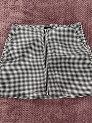 Obey mini skirt like new, pied-de-poule pattern, black and white