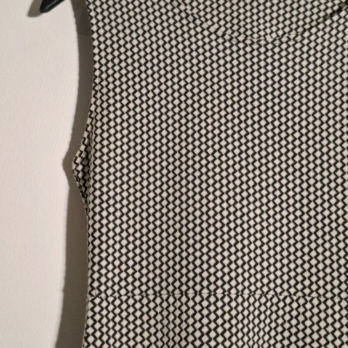 Black and white dress like new, sleeveless with zigzag patterns