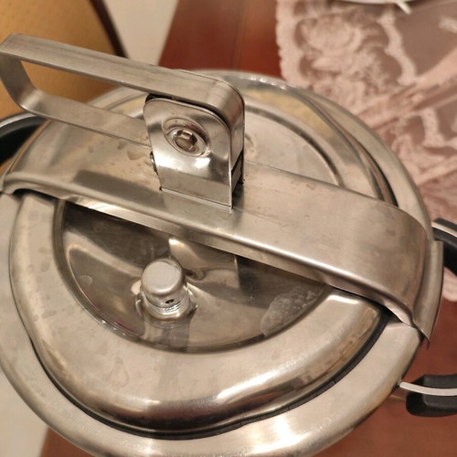 Italian medium pressure cooker like new