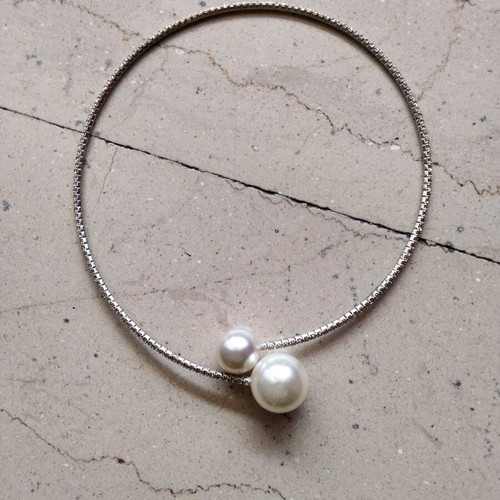 Chic choker with rhinestones and double faux pearls new, silver color