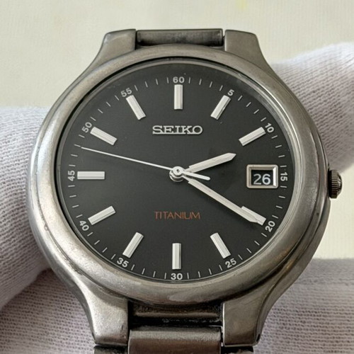 Seiko Titanium Quartz 7N42-8100 watch like new, black and silver