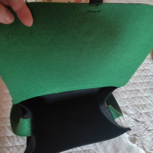 Crossbody bag in black and green felt, no name