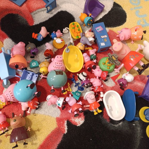 Το σπίτι της Peppa Pig, η φάρμα, το σχολείο και πολλές φιγούρες μεταχειρισμένα