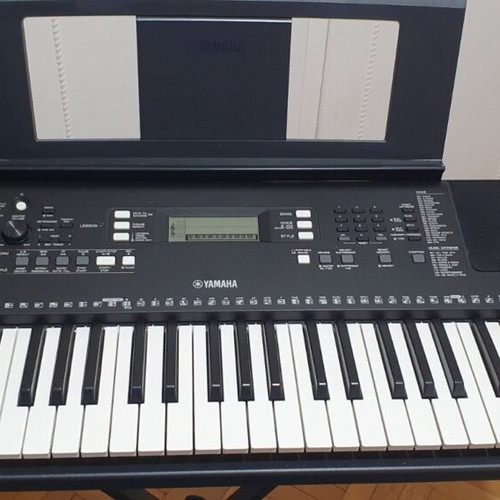 Yamaha PSR-E363 Keyboard with Stand, Music Rest and Bench like new
