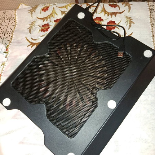 Laptop cooling stand used, missing one leg