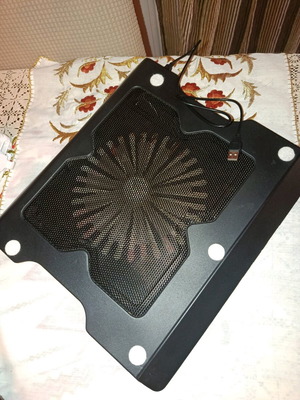 Laptop cooling stand used, missing one leg