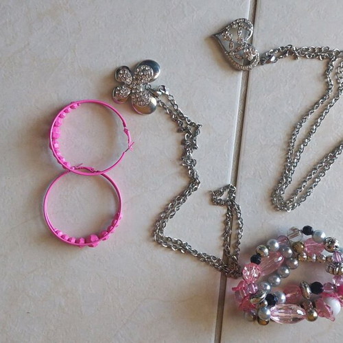Faux bijoux set like new, 1 pair earrings, bracelet and 2 necklaces pink and silver