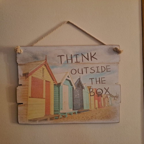Ρουστίκ ξύλινη πινακίδα "Think Outside The Box" σαν καινούργια