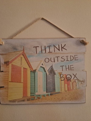 Ρουστίκ ξύλινη πινακίδα "Think Outside The Box" σαν καινούργια