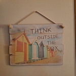 Ρουστίκ ξύλινη πινακίδα "Think Outside The Box" σαν καινούργια
