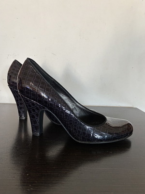 CaFeNoir black patent leather pumps used with croco pattern, size 37.5