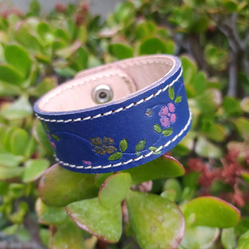 Leather bracelet with painted flowers