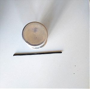 Κρουστικό-ρυθμικό όργανο από ανοξείδωτο μέταλλο σε σχήμα κυλίνδρου