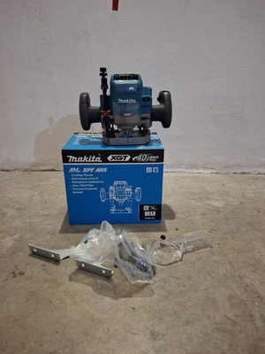 Makita XGT 40V Router with 40V Battery Kit Gift New