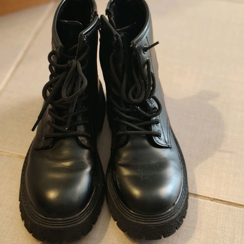 Black boots slightly used, like new, size 36-37