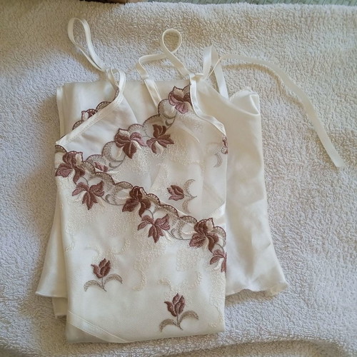 Satin set nightgown and robe like new, small, ivory color, excellent quality Elizabeth George