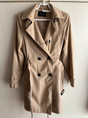 Stradivarius women's trench coat size Medium like new, beige