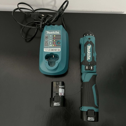 Makita DF012D 7.2V cordless drill set like new with charger and 2 batteries