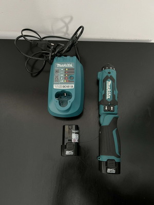 Makita DF012D 7.2V cordless drill set like new with charger and 2 batteries