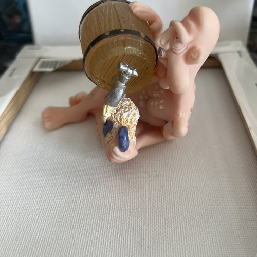 Humorous figurine