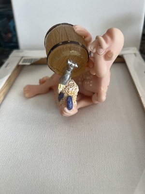 Humorous figurine