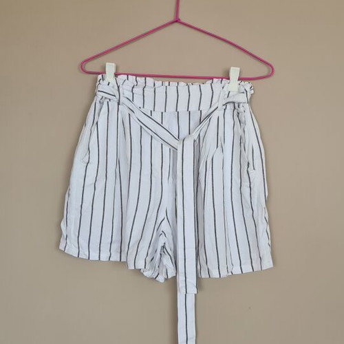 Pink Woman shorts like new, size S, white