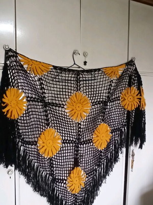 Wool scarf like new with black and yellow daisies