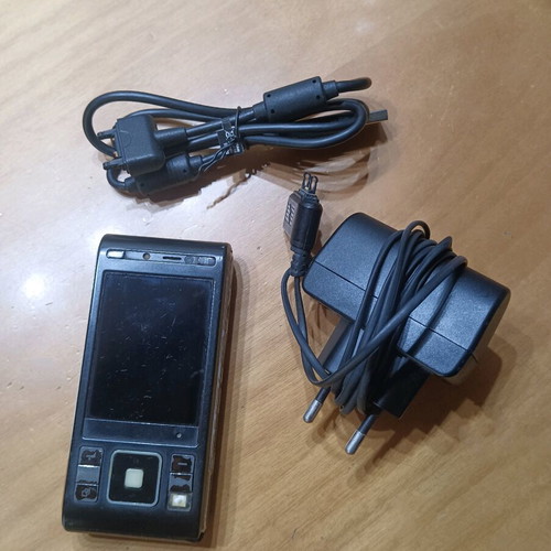 Sony Ericsson C905 used, non-working, with charger and USB cable
