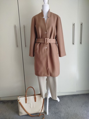 Enzzo XL camel half coat like new, lined with belt