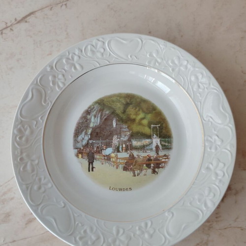 Collector plate like new with embossed border and Lourdes scene