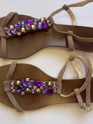 Flat sandals with purple stones and suede strap like new