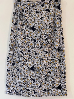 French skirt with daisy pattern