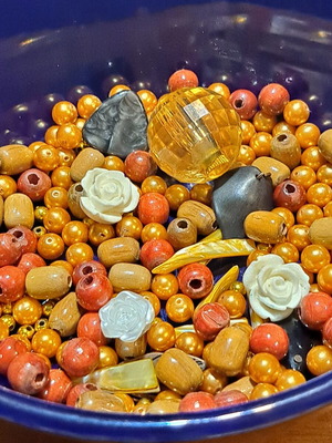 Beads like new in various colors and sizes