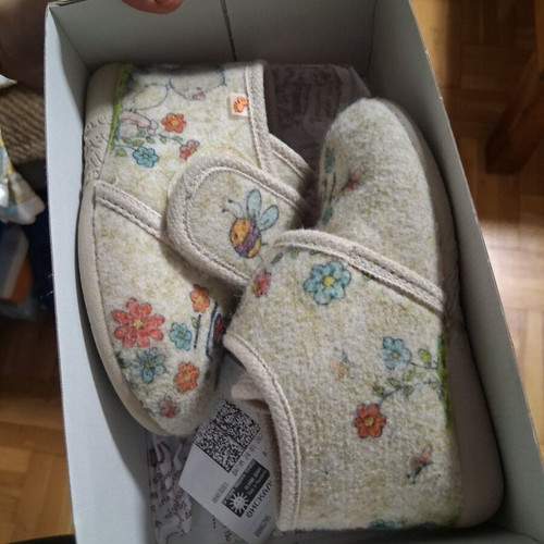 Children's winter house slippers size 26 like new, beige multicolor