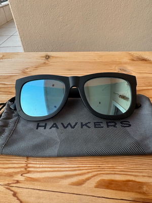 Γυαλιά ηλίου Hawkers unisex αφόρετα με μαύρο ματ σκελετό και μπλε-πράσινους καθρέφτες