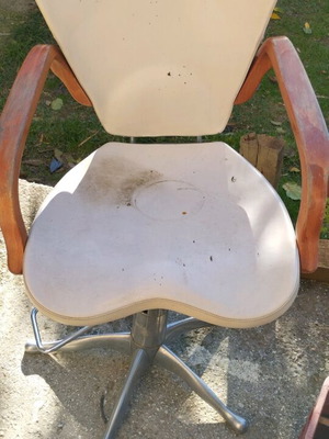 Hairdressing chair like new with adjustable height and wooden armrests