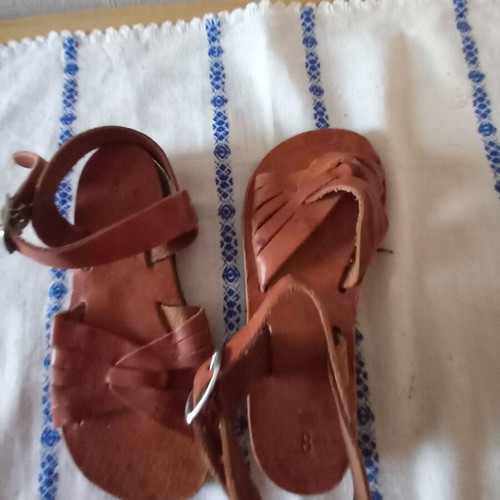 Children's sandals size 28 like new, defect on sole, brown leather