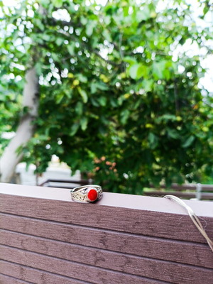 Cavalier ring with orange-red stone, like new, diameter 19 cm