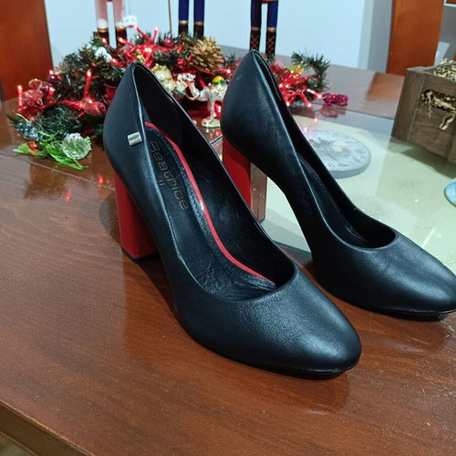 Beatrice Estell leather pumps like new, black with red heel
