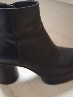 Ecco leather ankle boots black, like new, size 37