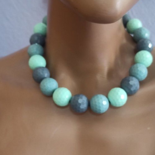Necklace with green colored beads new