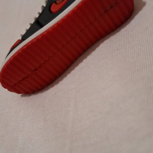 Nike keychain like new, black and red