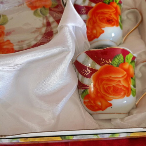 Set of cups new in box with beautiful colors