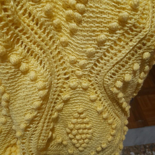 Knitted 2.10 × 2.20 m vintage yellow blanket with embossed pattern