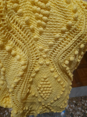 Knitted 2.10 × 2.20 m vintage yellow blanket with embossed pattern