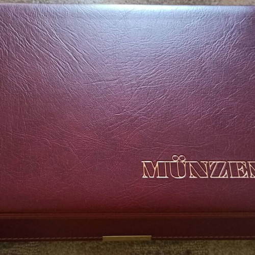 Leather case for 221 coins like new