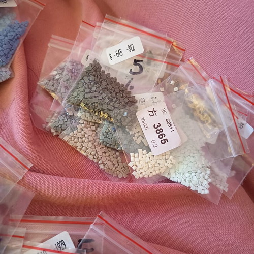 Diamond painting beads like new, set of 182 shades in separate bags